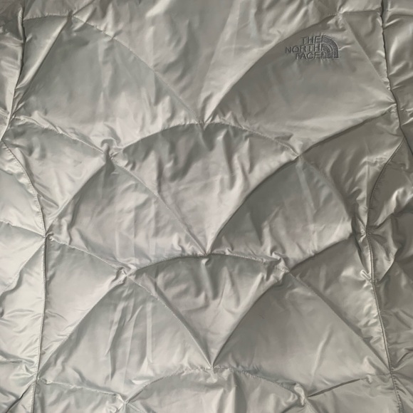 North Face Women’s Puffer Off White Down Jacket - Picture 3 of 4